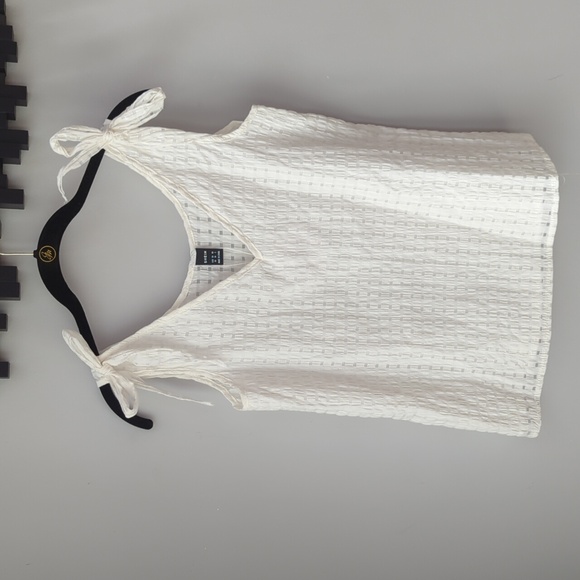 NWT V neck sleeveless top - Picture 1 of 7